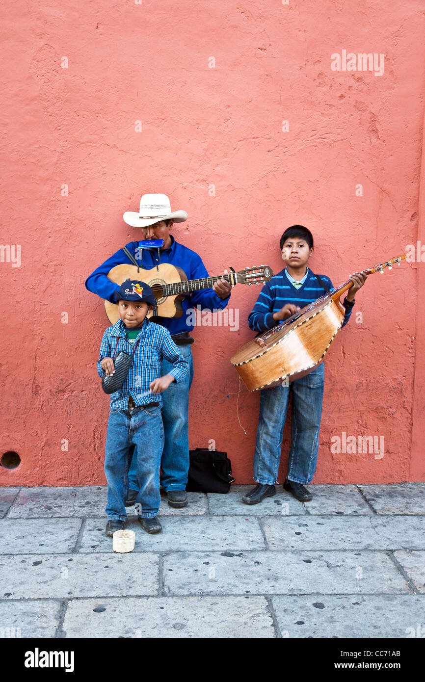 Il messicano padre e madre di due belle cercando giovani figli bambini lavorano come musicisti di strada su Macedonio Alcala Oaxaca Messico Foto Stock