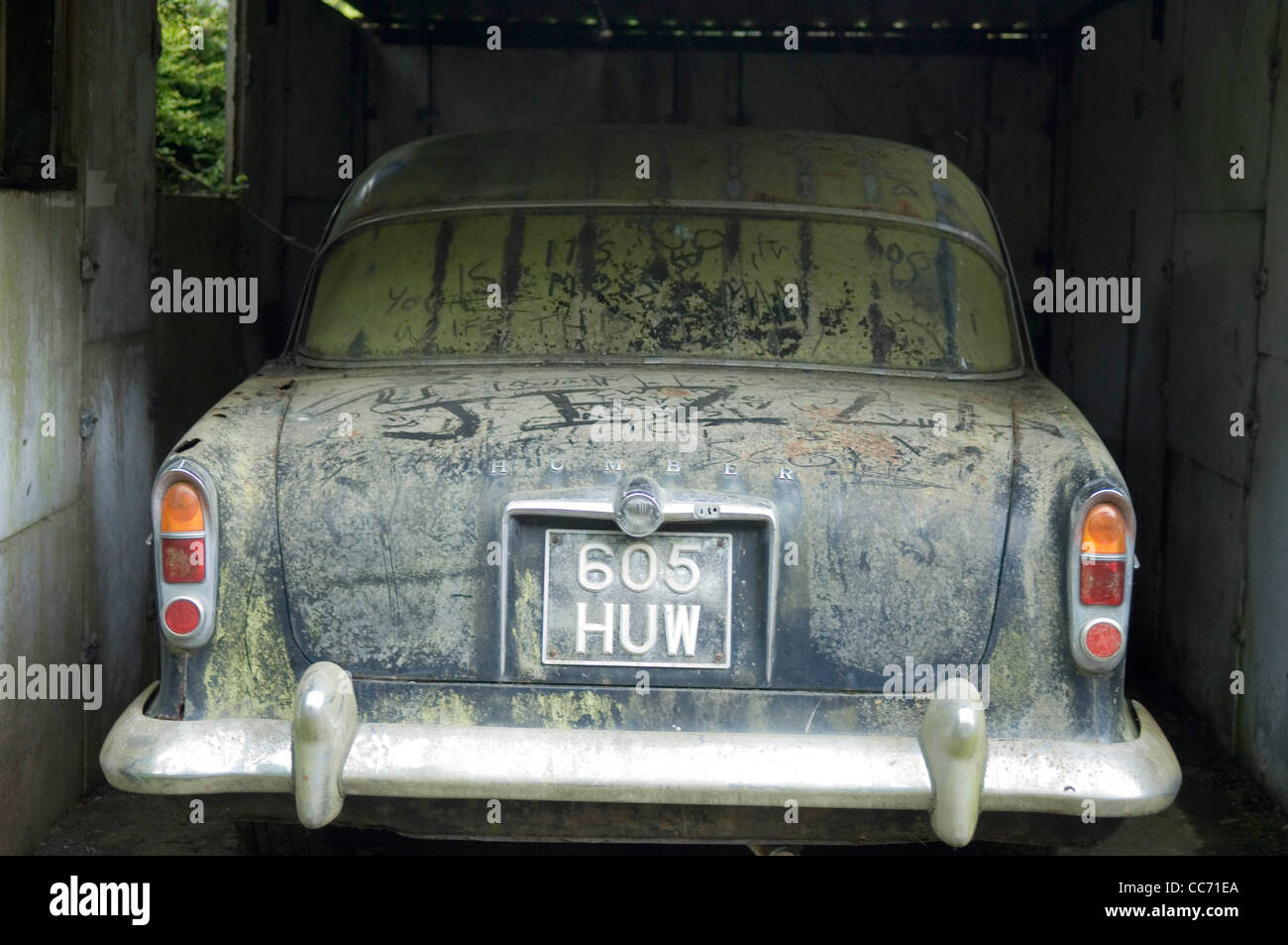Vecchia auto d'epoca a raccogliere polvere in un garage. Foto Stock