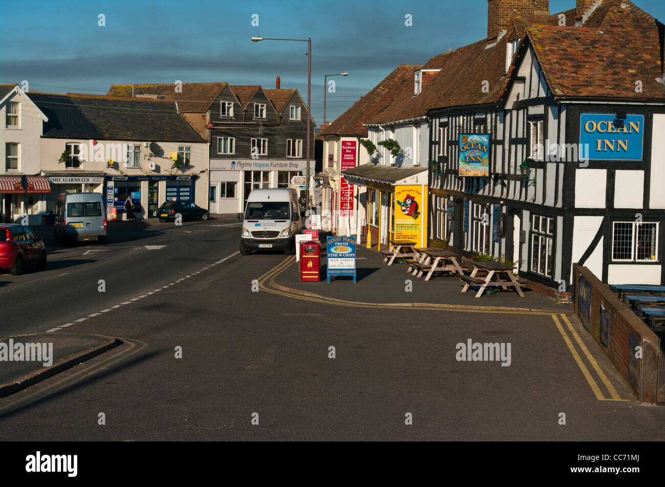 Scena di strada Dymchurch Kent England Regno Unito cittadine di mare Foto Stock