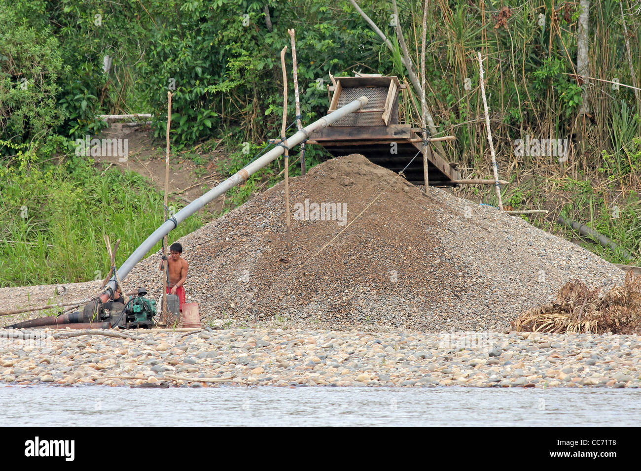 AMAZONIA, Perù - circa novembre 2011 - Locali peruviani a partecipare a un sistema illegale di miniere d'oro operazione lungo un fiume amazzonico Foto Stock