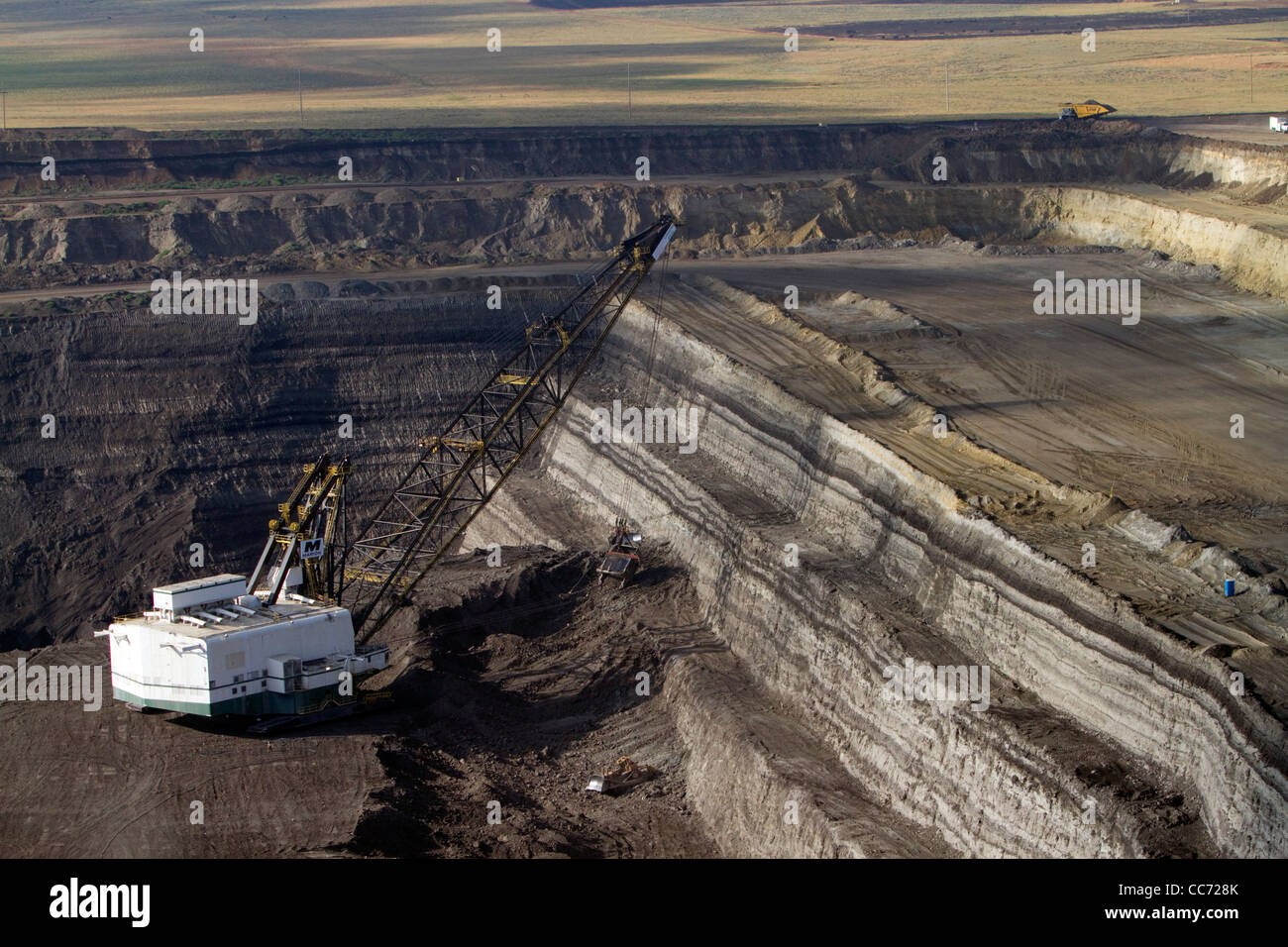 Vista aerea di un dragline utilizzato nel processo di carbone miniere di superficie in Campbell County, Wyoming negli Stati Uniti. Foto Stock