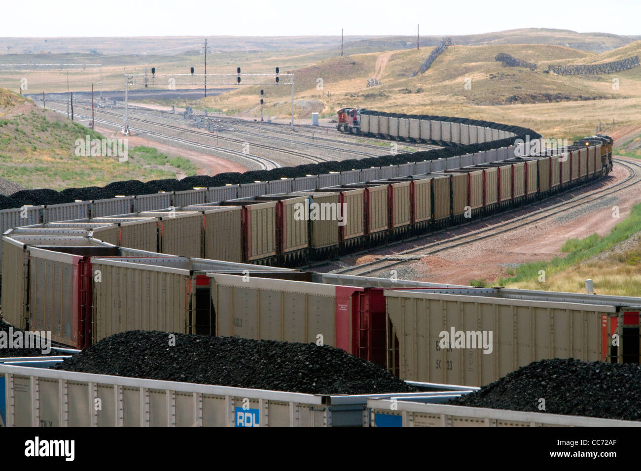 Massa di carbone di treni in Campbell County, Wyoming negli Stati Uniti. Foto Stock