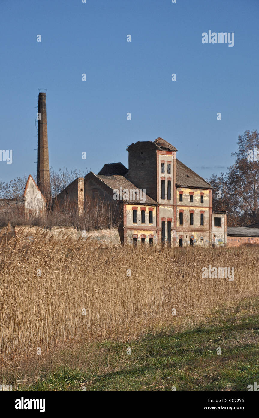 Vecchia fabbrica rovinato esterno su una giornata di sole Foto Stock