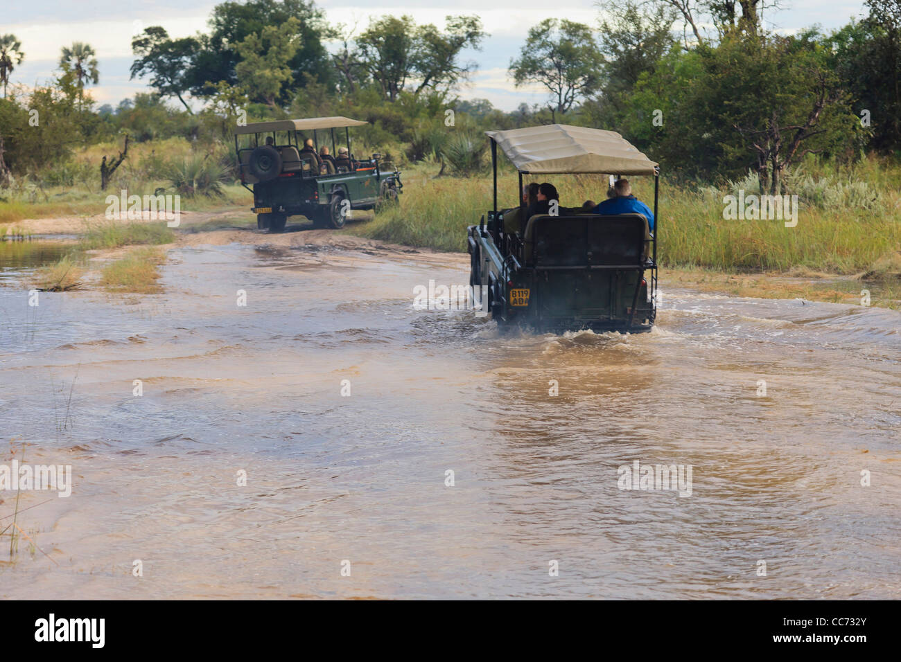 Land Rover attraversando uno dei numerosi ostacoli d acqua di Okavango Delta Foto Stock