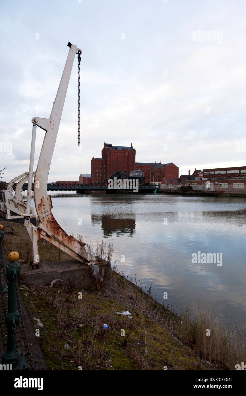 Una vista del Ponte Corporation e Victoria mulini per farina, Grimsby, Lincolnshire da Alexandra Dock Foto Stock