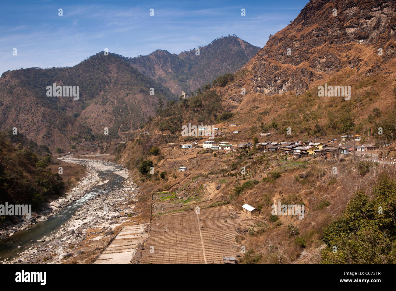 India, Arunachal Pradesh, remoto villaggio sulla strada per Bomdila Tenga sopra il fiume Foto Stock