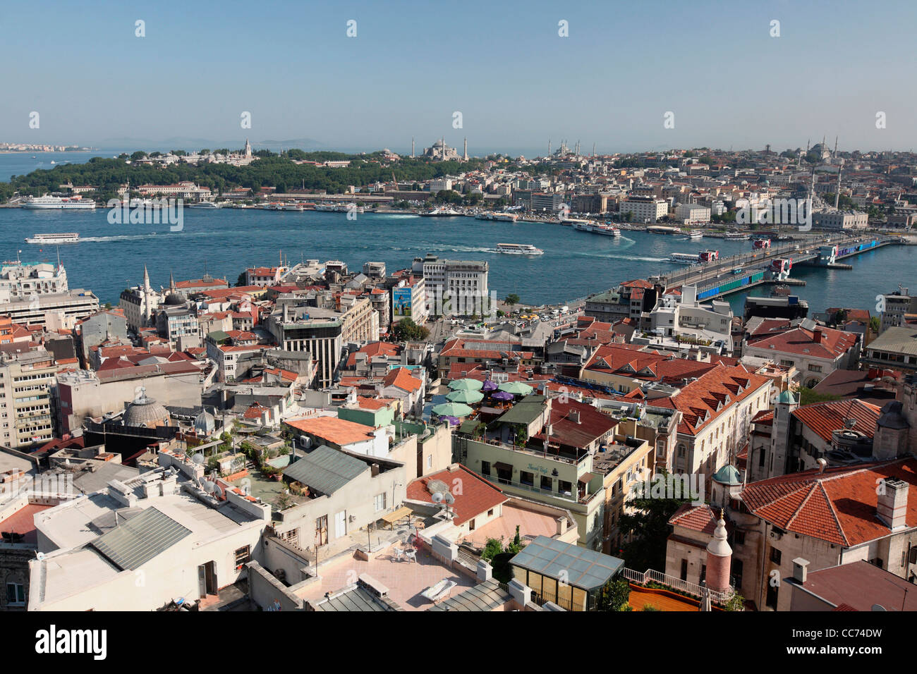 L'Asia, l'Europa, la Turchia a Istanbul. La vista del quartiere di Beyoglu e i villaggi sul Bosforo dalla Torre di Galata Foto Stock