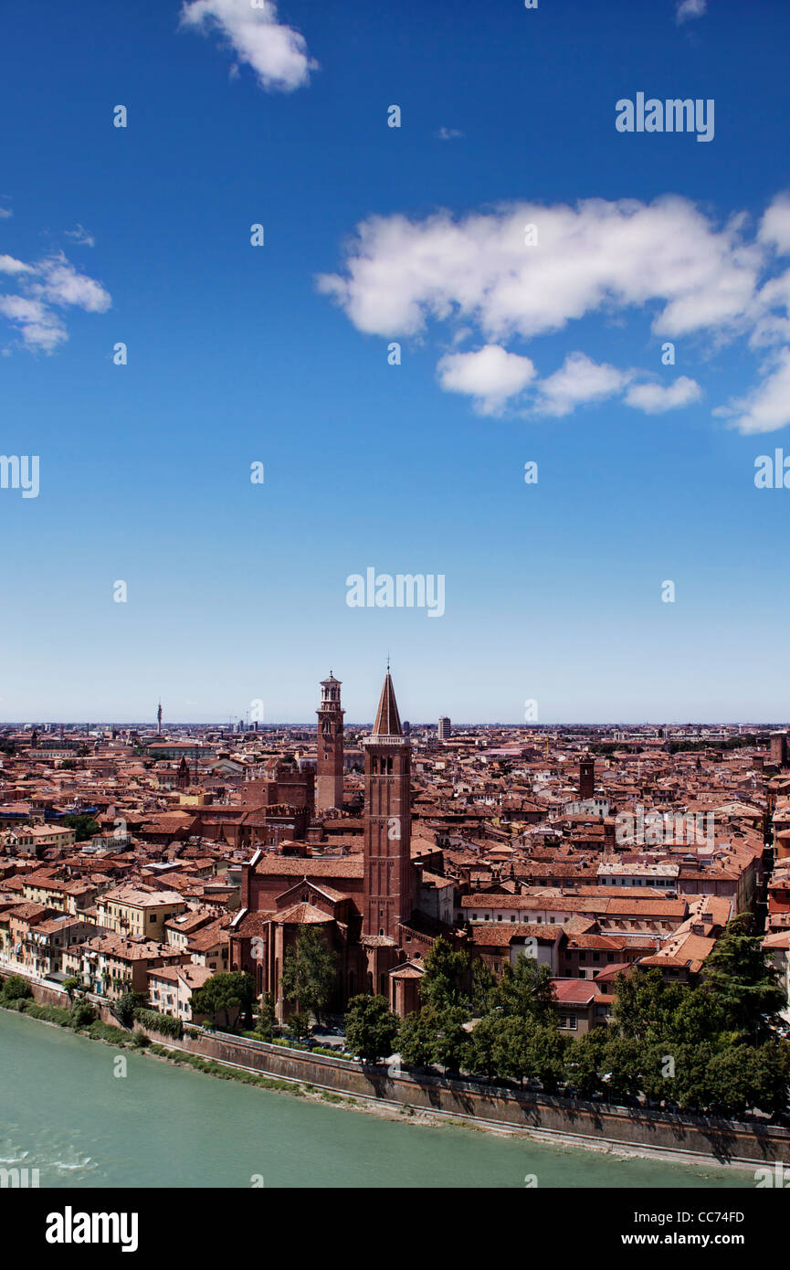 Verona, casa di Romeo e Giulietta, il paesaggio della Chiesa Santanastasia e la Torre Campanaria Foto Stock