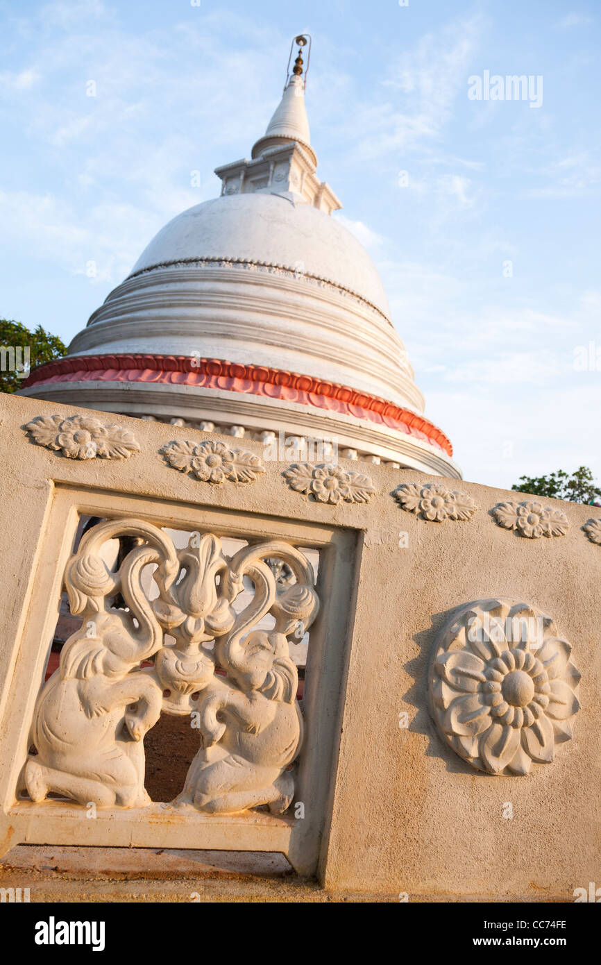 Stupa buddisti a Weheragalla tempio, Mirissa, Sri Lanka Foto Stock