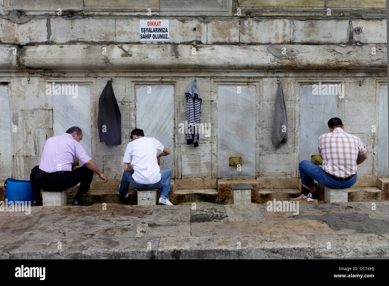 Istanbul, Turchia. La Moschea Blu. Rituale di lavaggio prima della preghiera. Foto Stock