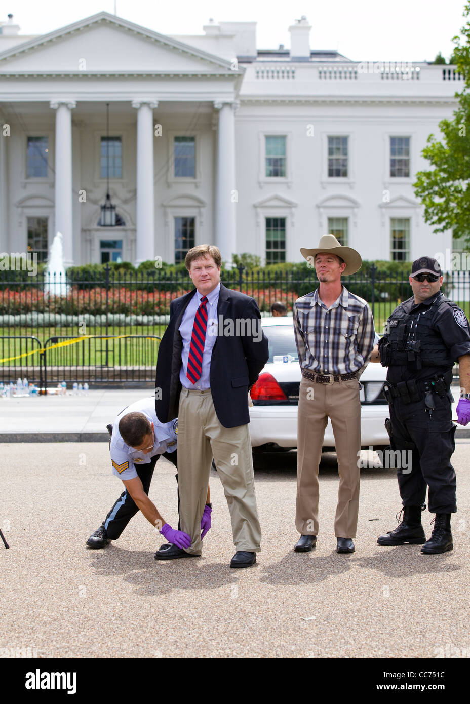 Detenuti demonstrator getting frisked per l'elaborazione di fronte alla Casa Bianca Foto Stock