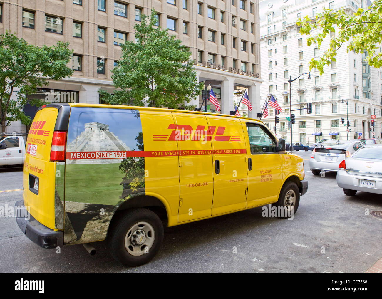DHL delivery van parcheggiato su una strada di città - USA Foto Stock