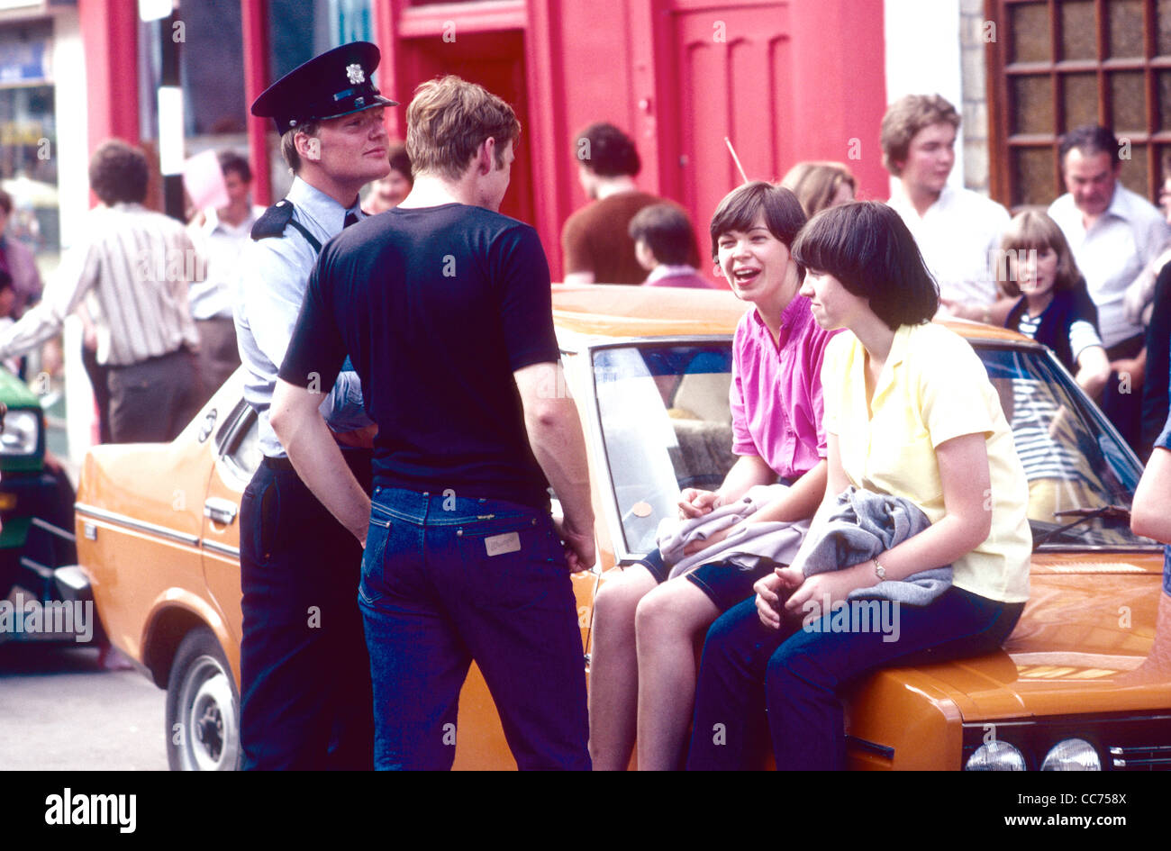 Un giovane guardia civica in conversazione con altrettanto giovani durante la rosa di Tralee festival annuale di Co Kerry Irlanda Foto Stock