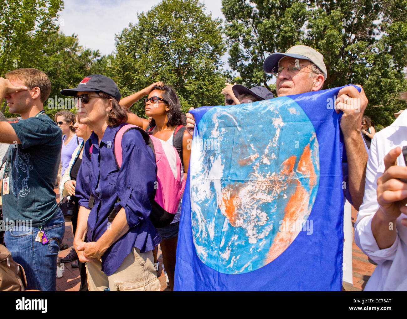 Un anziano demonstrator tenendo in mano un flag di messa a terra Foto Stock