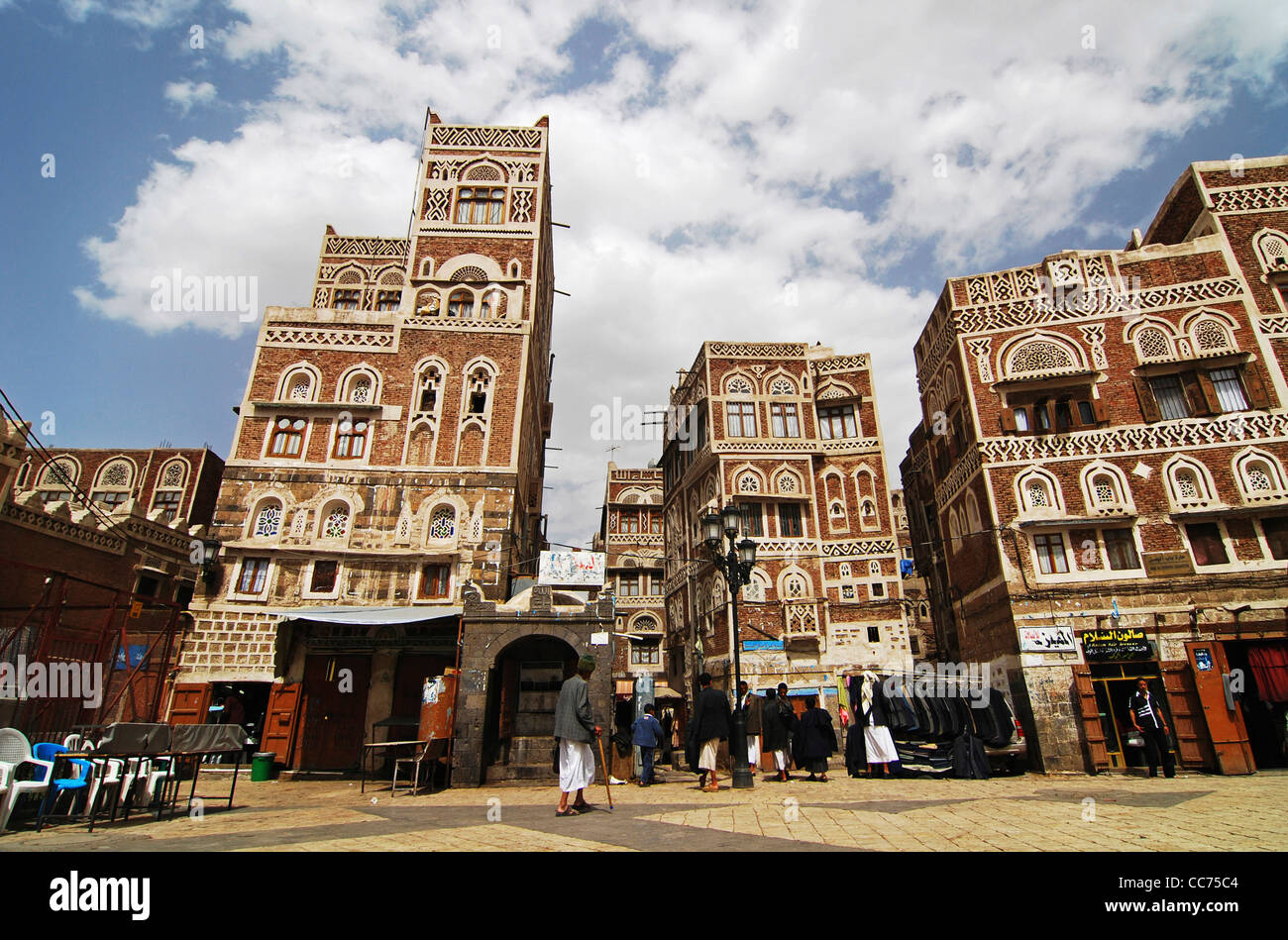 Yemen, Sana'a, Sanaa, nella città vecchia di Sanaa, una piazza nei pressi di Bab-al-Yemen o Yemen Gate, con antichi grattacieli Foto Stock
