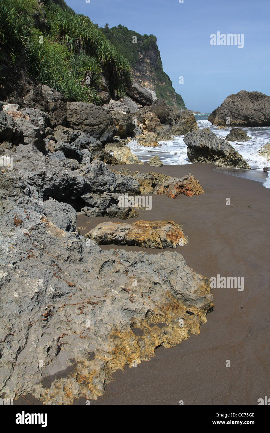 Sentiero escursionistico scogliere spiaggia Parangtritis Java Indonesia Oceano indiano Foto Stock