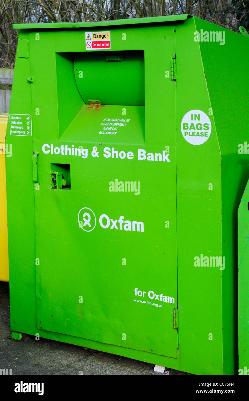 Abbigliamento e Calzatura banca in aiuto di Oxfam, Cmbridge, England, Regno Unito Foto Stock