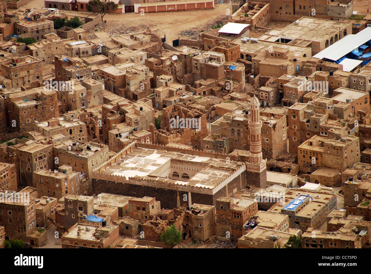 Yemen, Kowkaban, vista in elevazione del congestionato case residenziali di alberi in background Foto Stock