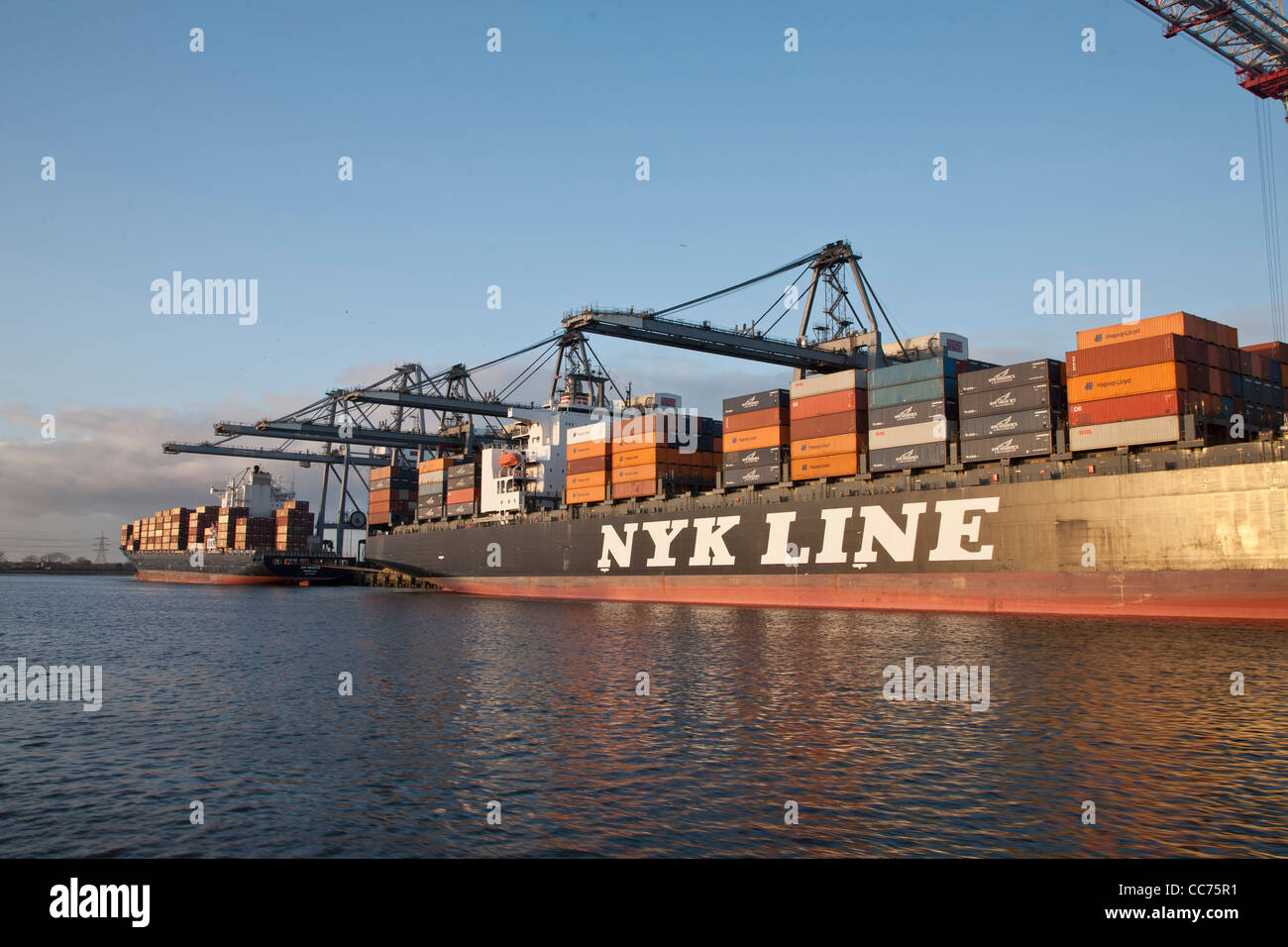Una nave portacontainer essendo caricati a Southampton docks Foto Stock