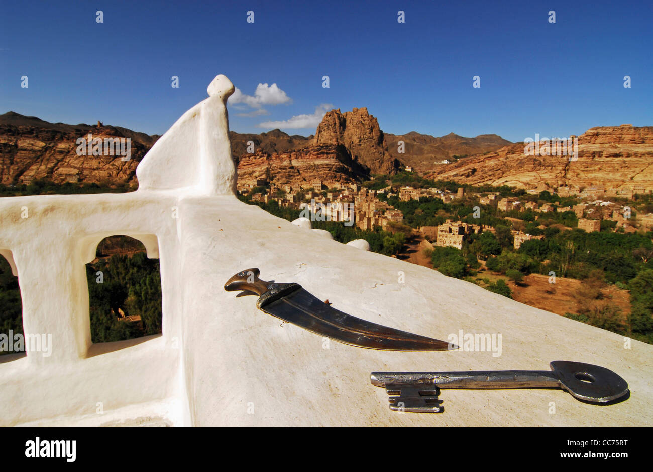 Yemen, Wadi Dar, antico pugnale in metallo con chiave muro bianco Foto Stock