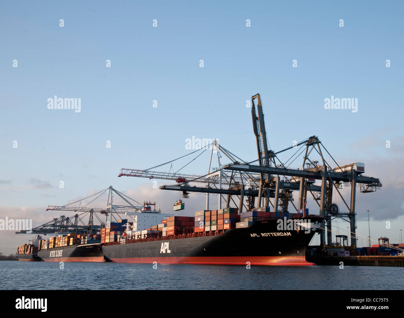 Contenitore di carico delle navi nel porto di Southampton Foto Stock