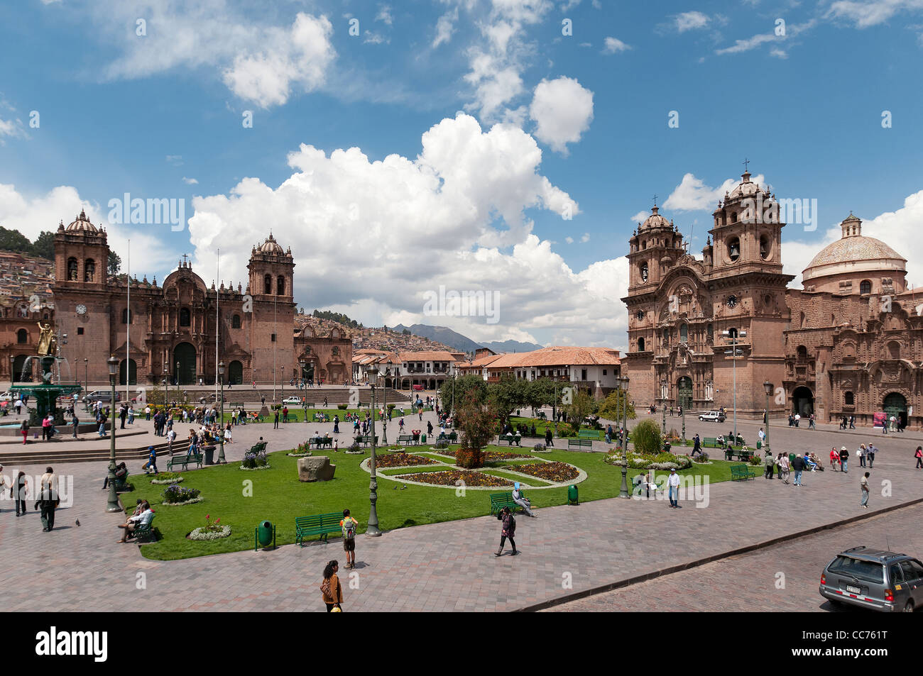 Cusco, Perù. Plaza de Armas e la Cattedrale di Santo Domingo sulla sinistra e la chiesa di Società di Jesús sulla destra Foto Stock