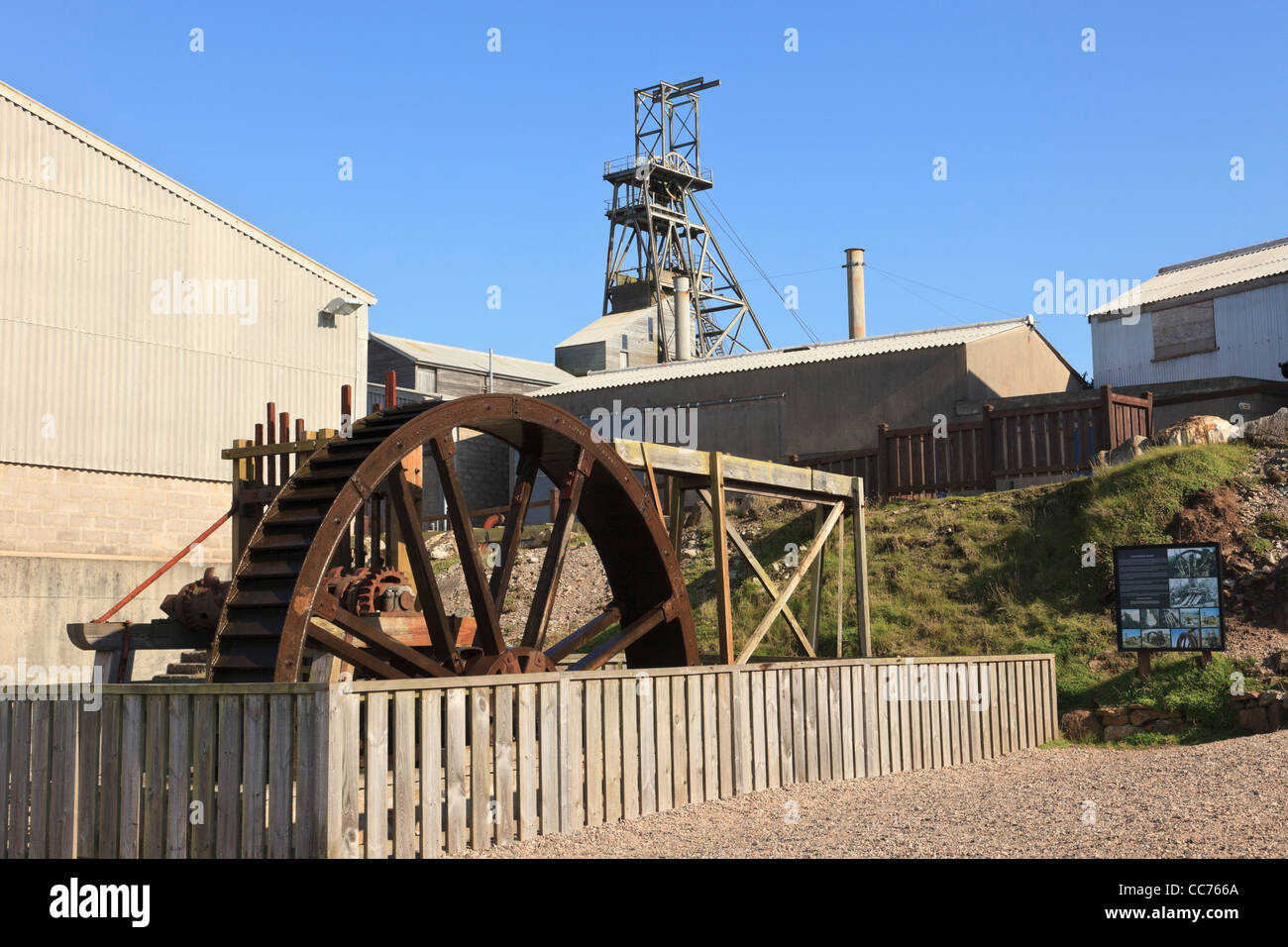 Waterwheel vecchio e informazioni turistiche a Stagno Geevor Mine Museum e il Centro del Patrimonio in Pendeen, Cornwall, Inghilterra, Regno Unito, Gran Bretagna Foto Stock