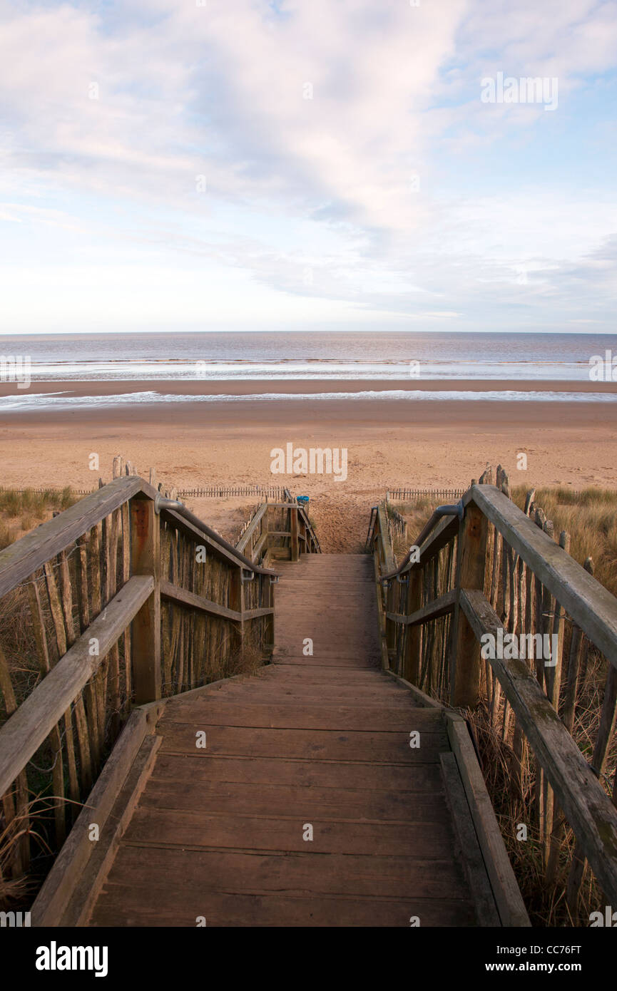 Costa est, Mablethorpe, Lincolnshire gradini in legno che conducono in basso verso il Golden sands beach e mare scherma di castagno Foto Stock