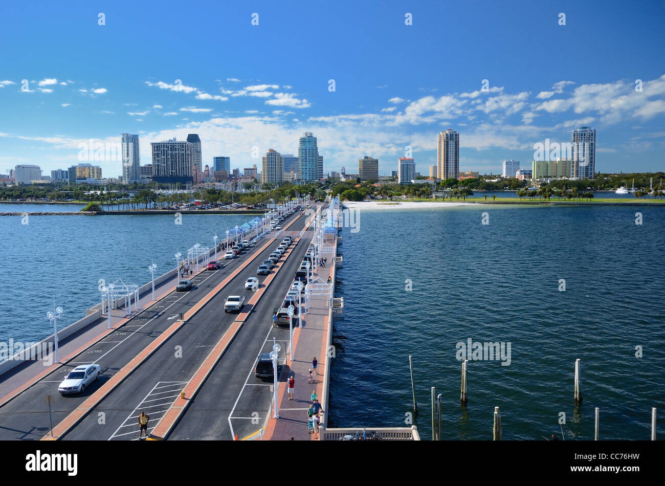 Il centro di San Pietroburgo, Florida come visto dal molo. Foto Stock