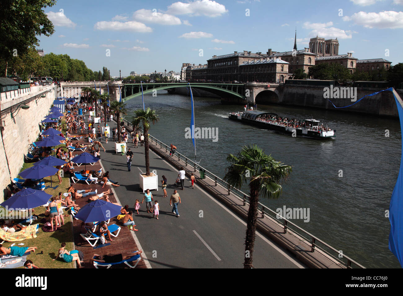 Francia, Parigi, temporanea spiagge artificiali lungo il Fiume Senna durante i mesi di Paris-Plages Foto Stock