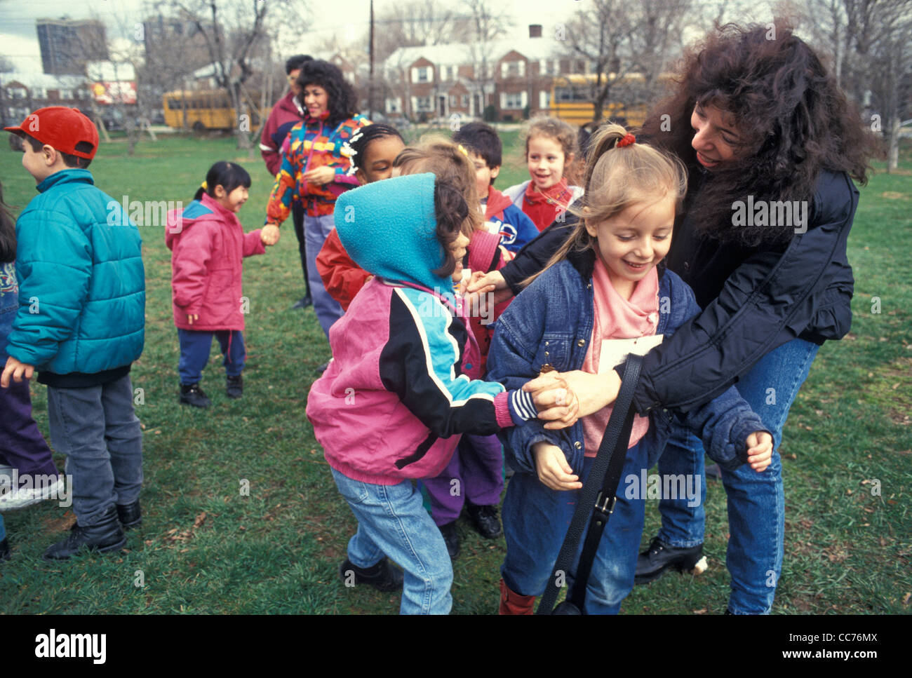 Classe Kindergarten giochi all'aperto presso un parco locale di Brooklyn, New York. Foto Stock