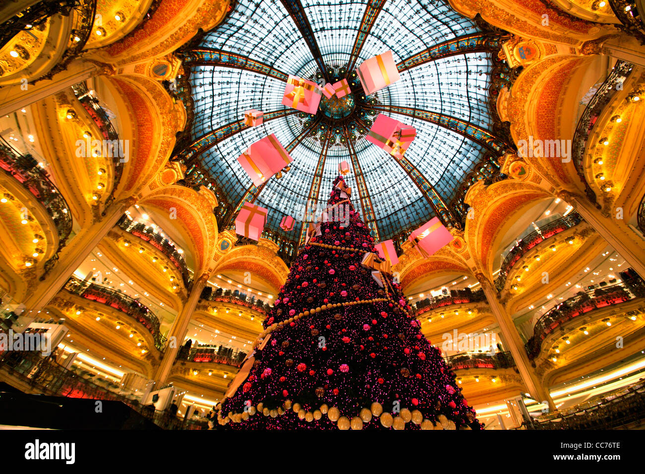 Francia, Parigi, decorazioni di Natale dei grandi magazzini Galeries Lafayette Foto Stock