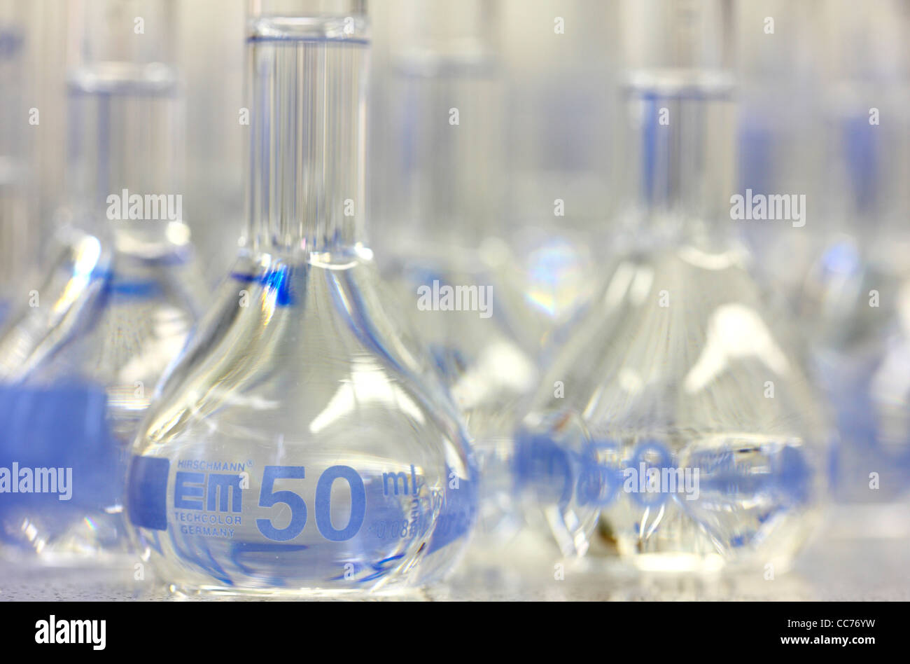 I prodotti chimici in provette. Prodotti chimici liquidi in un laboratorio chimico. Foto Stock