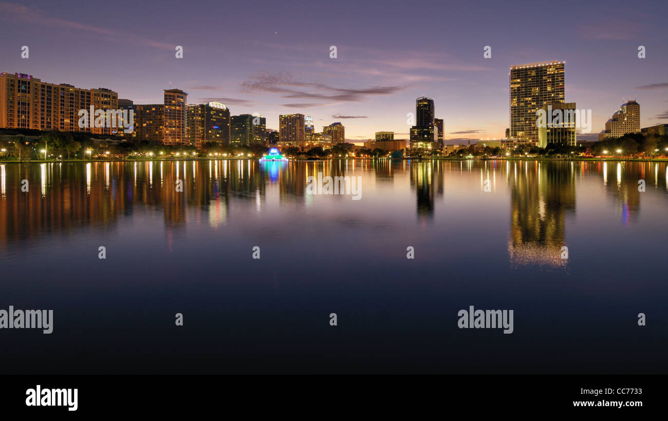 Skyline di Orlando, Florida da Lake Eola. Foto Stock