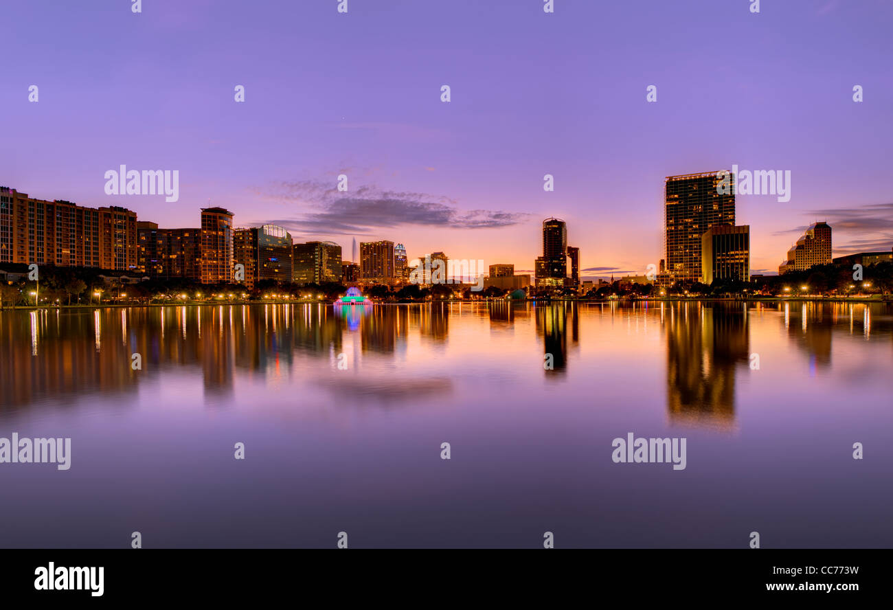 Skyline di Orlando, Florida da Lake Eola. Foto Stock