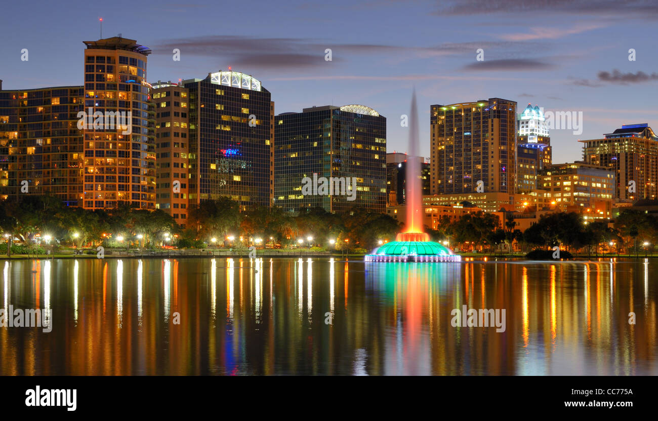 Skyline di Orlando, Florida da Lake Eola. Foto Stock