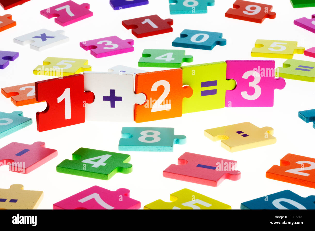 Matematica puzzle, per i bambini. Per imparare la matematica giocando, le operazioni aritmetiche di base. Foto Stock