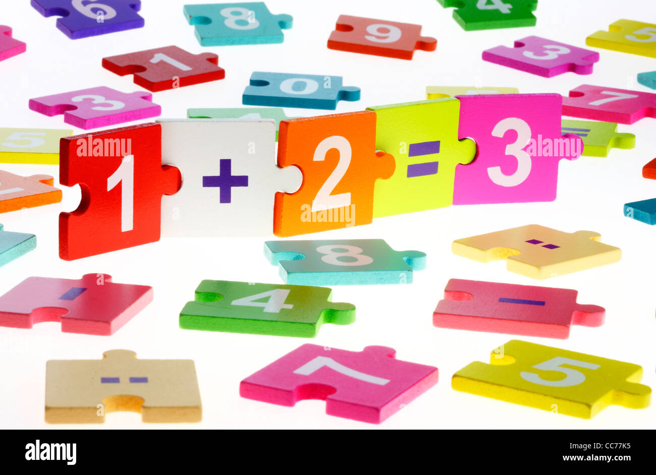 Matematica puzzle, per i bambini. Per imparare la matematica giocando, le operazioni aritmetiche di base. Foto Stock