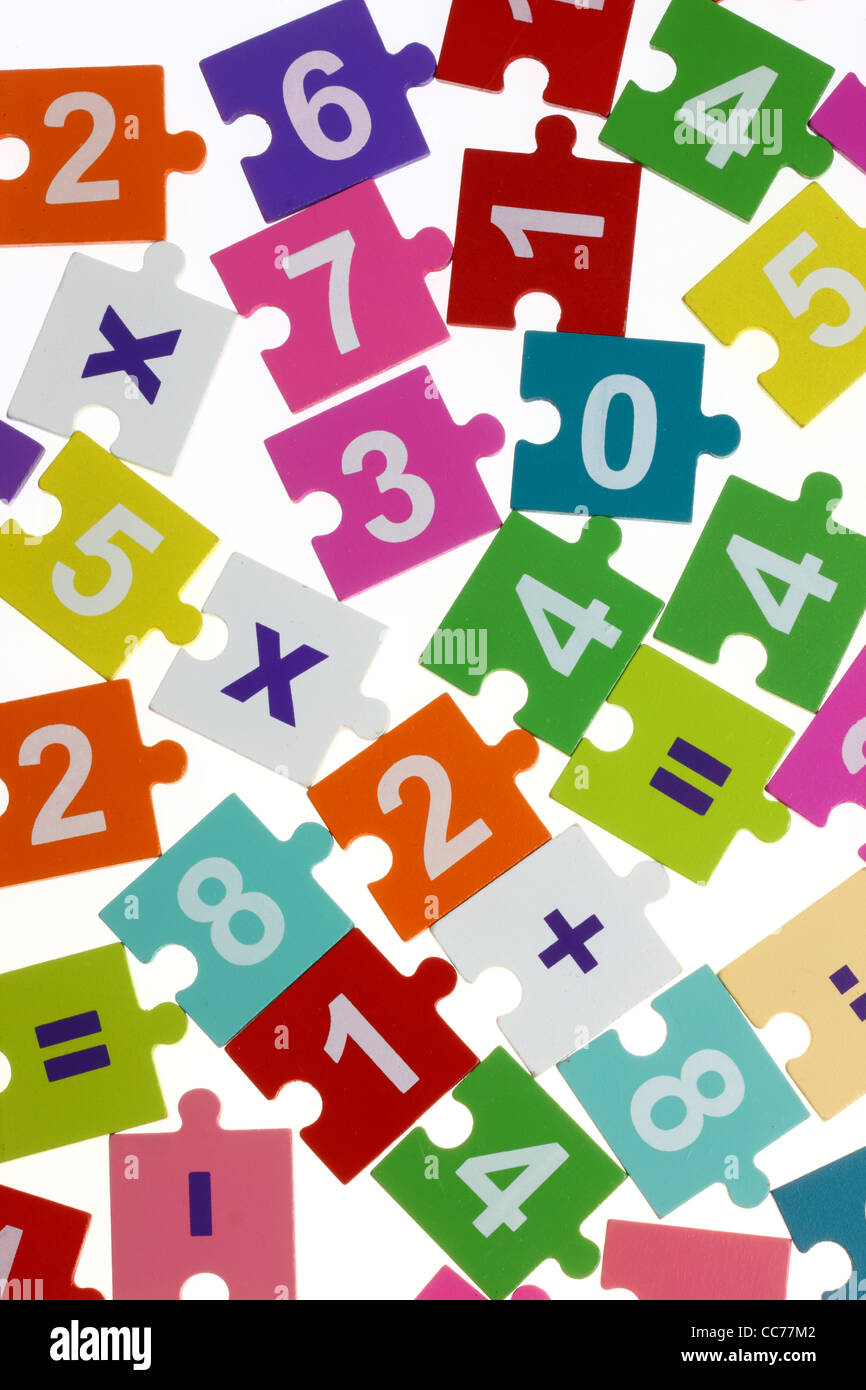 Matematica puzzle, per i bambini. Per imparare la matematica giocando, le operazioni aritmetiche di base. Foto Stock