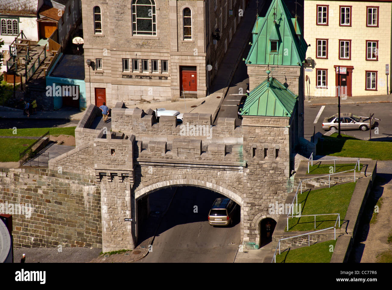 Porta della città e la città vecchia parete sopra antenna in Old Quebec City, in Canada Foto Stock