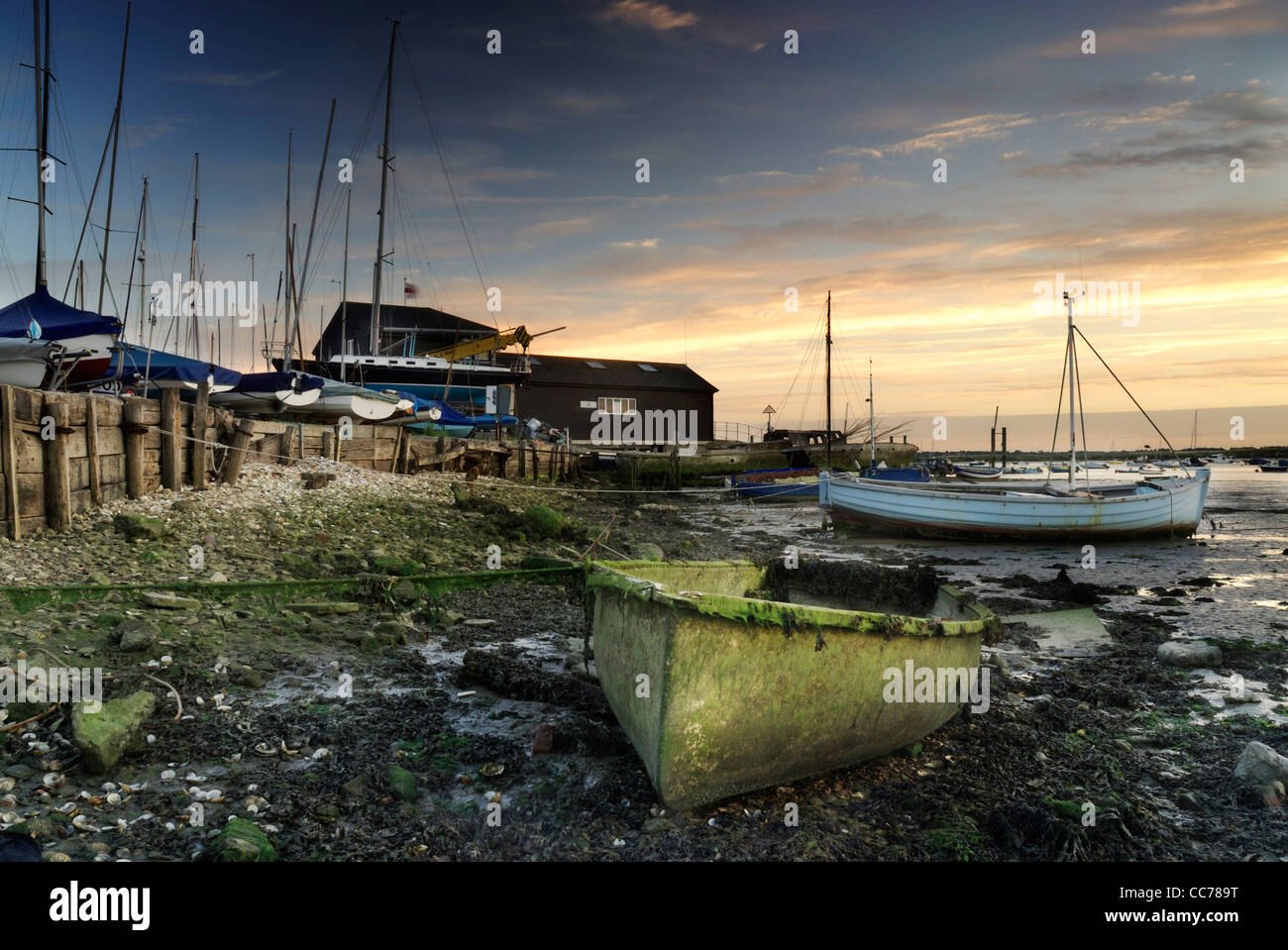 Barche a bassa marea, Mersea Island, Essex, Inghilterra, Regno Unito Foto Stock