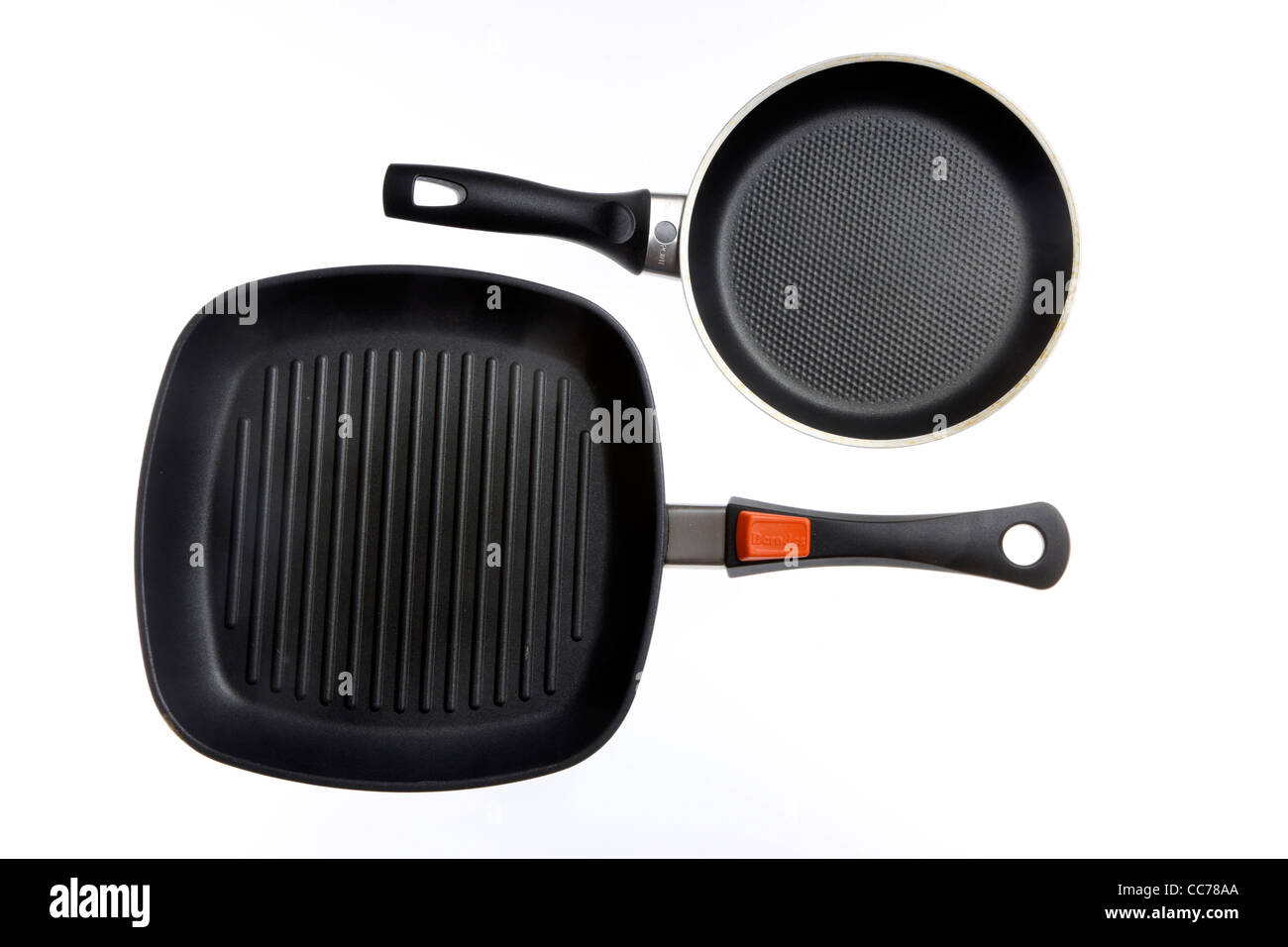 Compilazione di vari utensili da cucina, utensili per la cucina. Pentole in teflon. Steak pan. Foto Stock