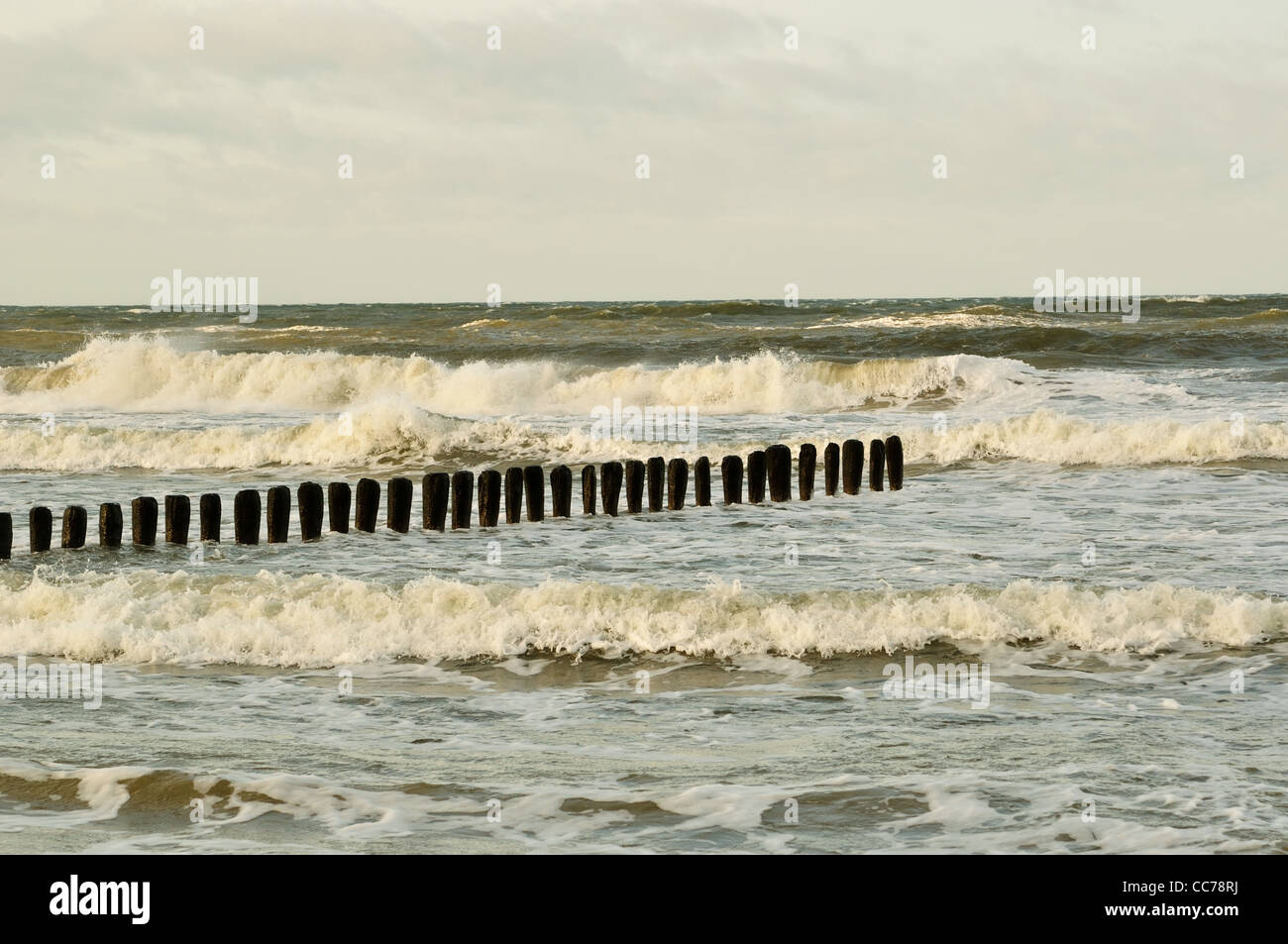Struttura di frangionde rompere grandi onde al Mar Baltico in Polonia. Foto Stock
