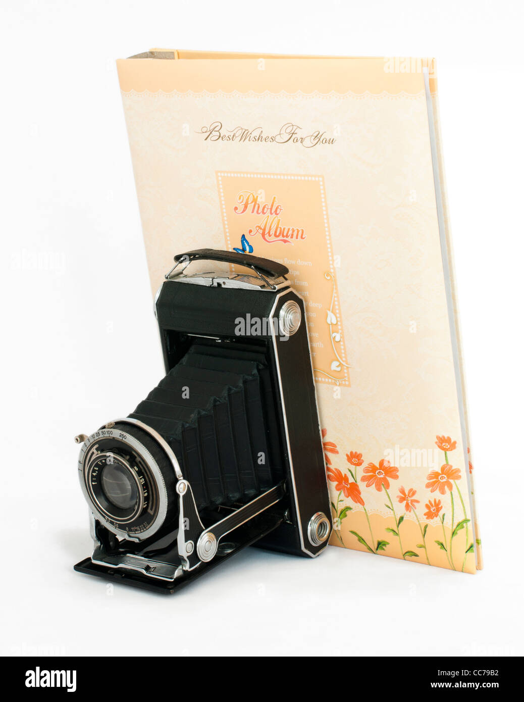 Vecchia fotocamera vintage e Photo Album bianco isolato Foto Stock