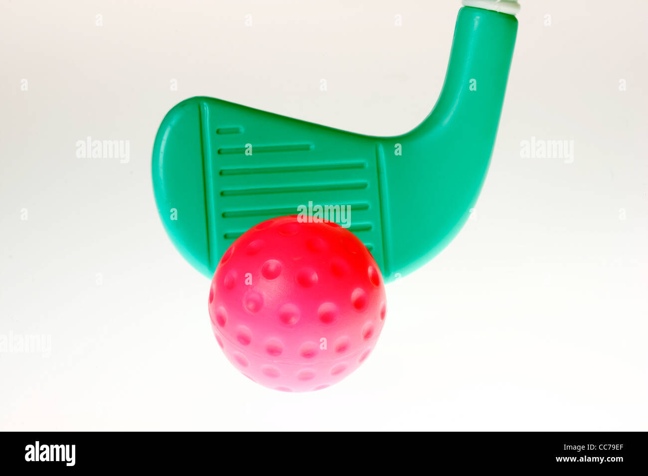 Attrezzatura da golf per i bambini. Golf giocattoli. Sfera, driver, club, ferro, boschi, borsa, tee, verde. Foto Stock