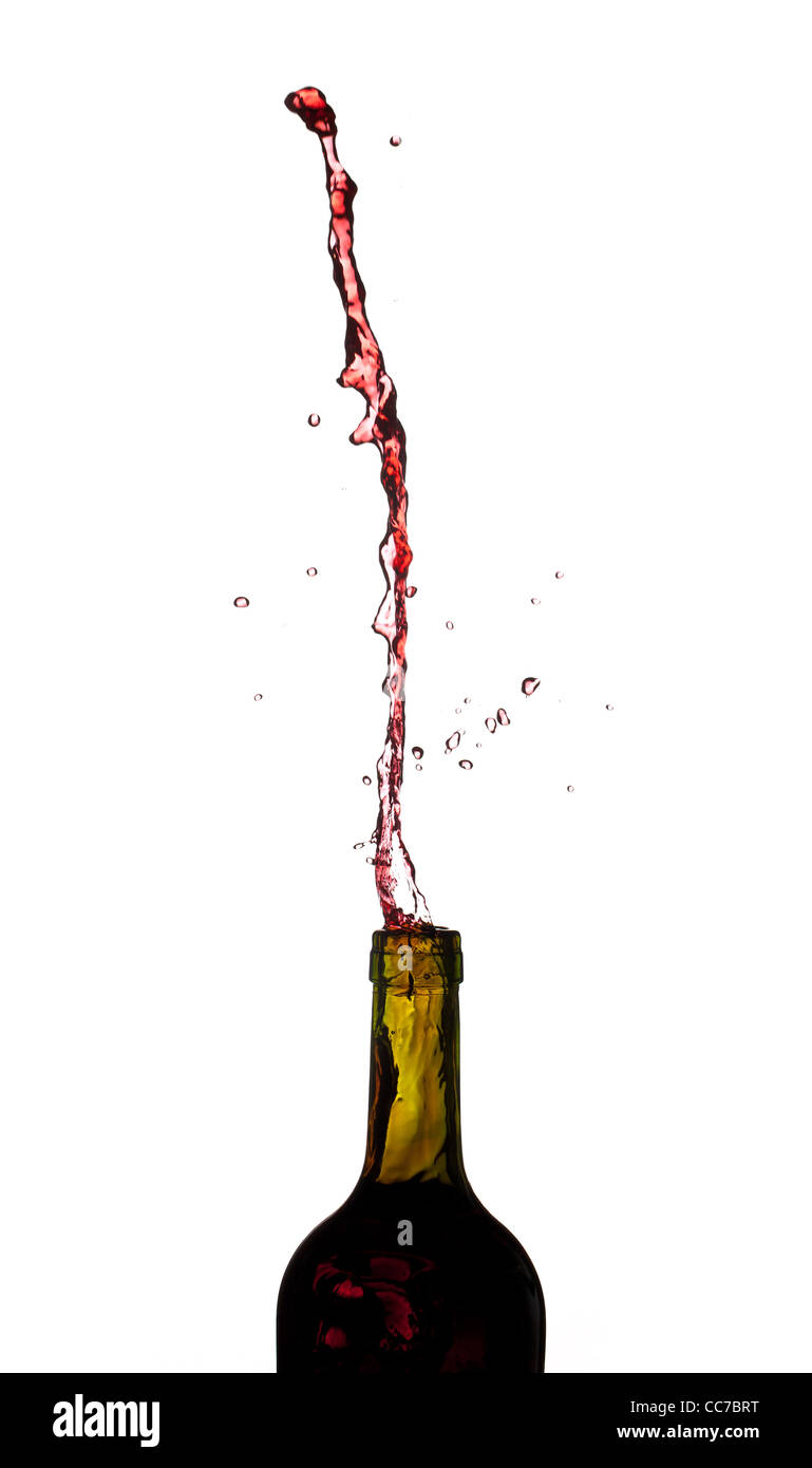 Vino rosso schizzi fuori della bottiglia verso l'alto Foto Stock