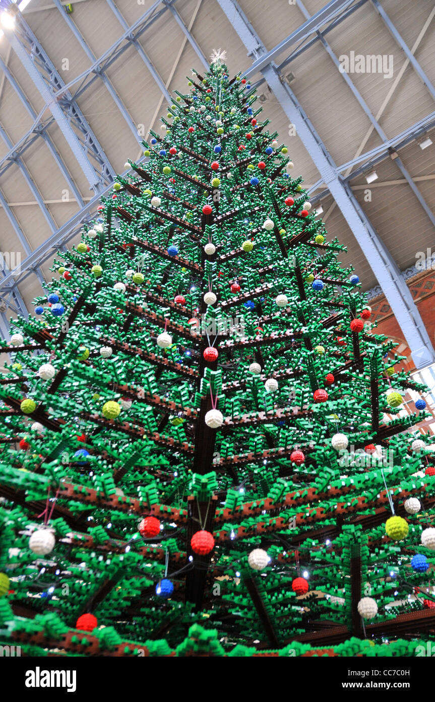 Lego albero di Natale alla stazione di St Pancras Londra Foto stock - Alamy