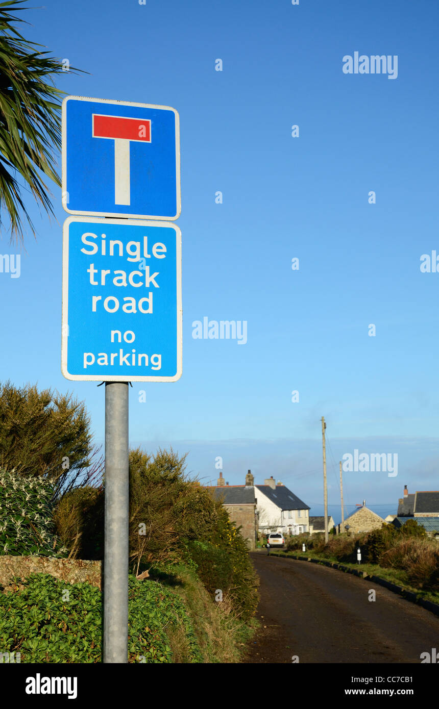Una singola traccia cartello stradale nella zona ovest di penwith, Cornwall, Regno Unito Foto Stock