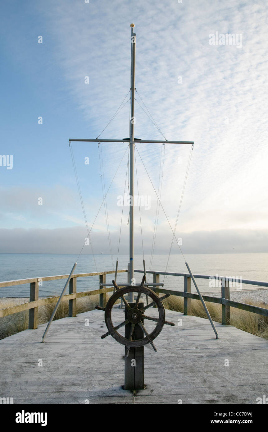 Piattaforma di visualizzazione sotto forma di una nave a vela in inverno, Haffkrug, Luebeck Bay, Mar Baltico, Schleswig-Holstein, Germania, Europa Foto Stock