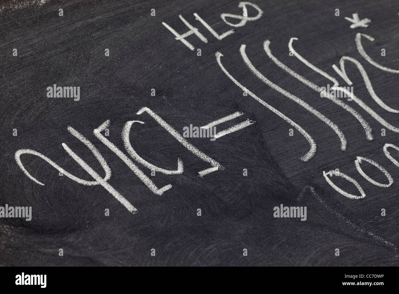 Un dettaglio di equazione matematica (integrale) - bianco gesso grafia sulla lavagna Foto Stock